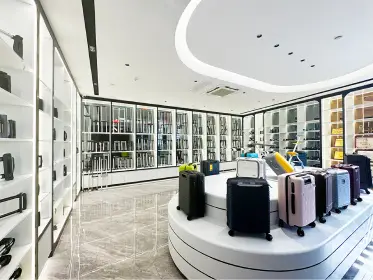 Bilik pameran kilang JX untuk bahagian bagasi: Menampilkan pelbagai gaya pemegang teleskopik, Roda, dan beg pakaian.