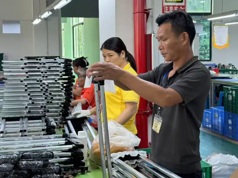 JX workers are carefully crafting and inspecting the luggage handle.